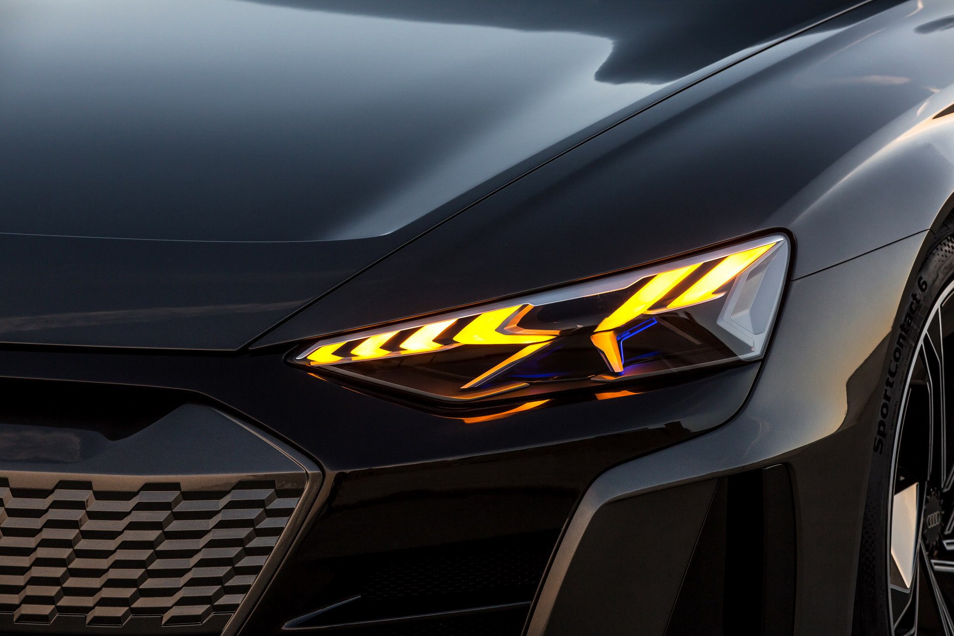 Audi e-tron GT head light