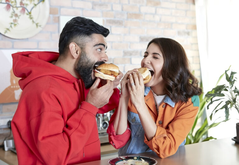 Virat Kohli and Anushka Sharma eating burgers