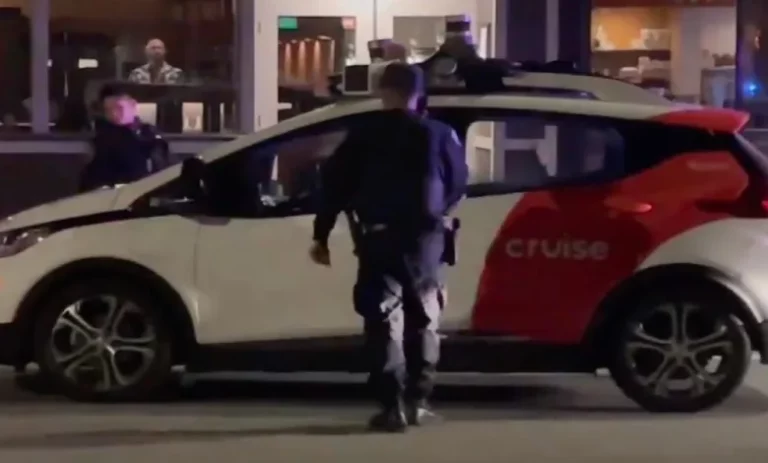 GM Cruise autonomous taxi pulled over by police in San Francisco without humans,