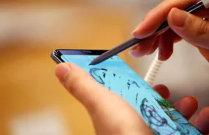 A woman tries out a Samsung Electronics' Galaxy Note 8 at its store in Seoul, South Korea, October 11, 2017.