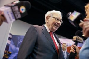 Berkshire Hathaway Chairman Warren Buffett walks through the exhibit hall as shareholders gather to hear from the billionaire investor at Berkshire Hathaway Inc's annual shareholder meeting in Omaha, Nebraska, U.S., May 4, 2019.