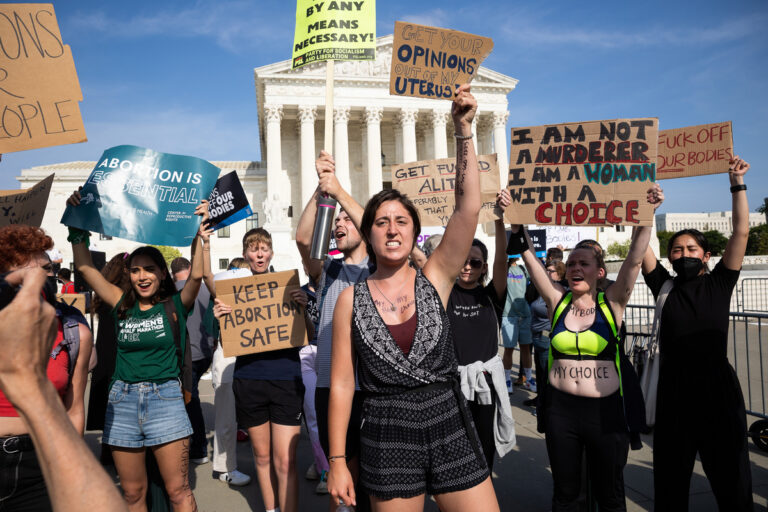 Crowd protesting Roe v Wade overturn