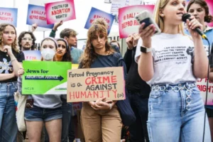 Crowd protesting Roe v Wade overturn