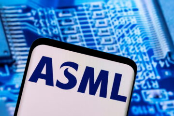ASML Holding NV's Q4 Earnings Beat Forecasts, Forecasts 25% Rise in 2023 Sales