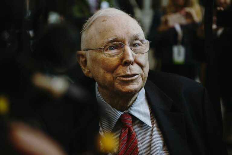 Charlie Munger urges the US authorities for Crypto Ban