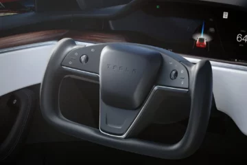 Tesla Caves, Now Offers Round Steering Wheel on Model S and X