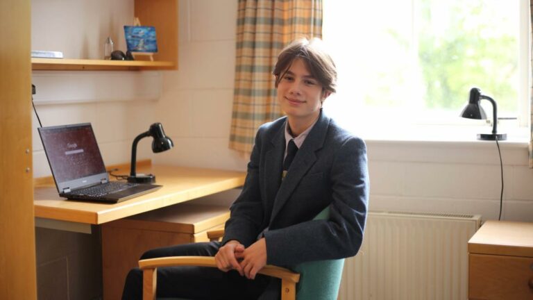 Ukrainian Schoolboy Sells Minecraft Server to Provide Home for Mother