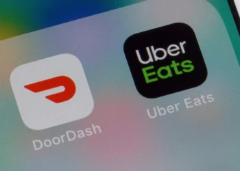 DoorDash and Uber Eats Alter Tipping Approach Amidst New York City Minimum Wage Surge for Delivery Workers
