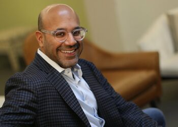 Indian-American CEO of Wayfair says employees need to work longer hours