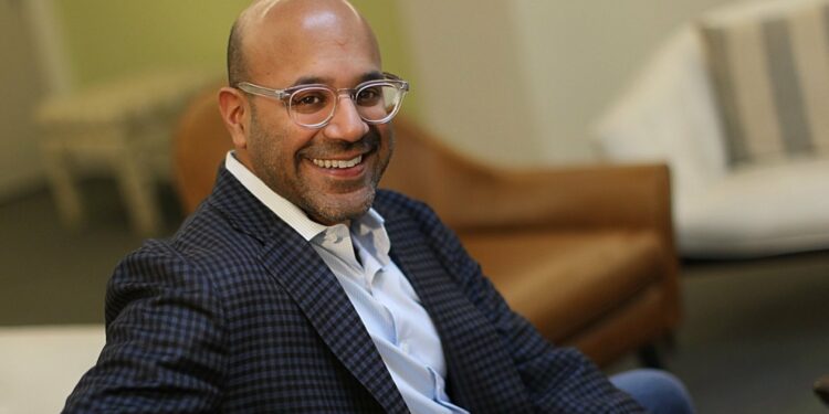 Indian-American CEO of Wayfair says employees need to work longer hours