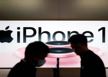 Barclays Downs Apple: Apple Faces Challenges as Demand Cools Down
