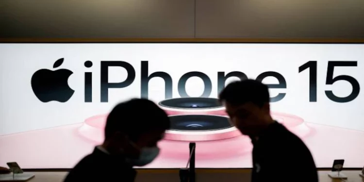 Barclays Downs Apple: Apple Faces Challenges as Demand Cools Down