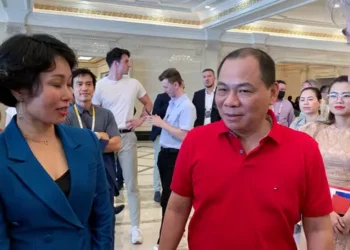VinFast CEO Le Thi Thu Thuy speaks to VinGroup founder and Chairman Pham Nhat Vuong at a VinFast event in Nha Trang