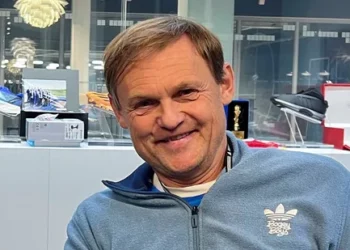 Ex-Footballer CEO's Bold Move: Sharing Phone Number with 60,000 Employees for Transparency