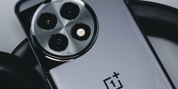 OnePlus 12R to get a bigger LTPO Display and Battery, CONFIRMED!