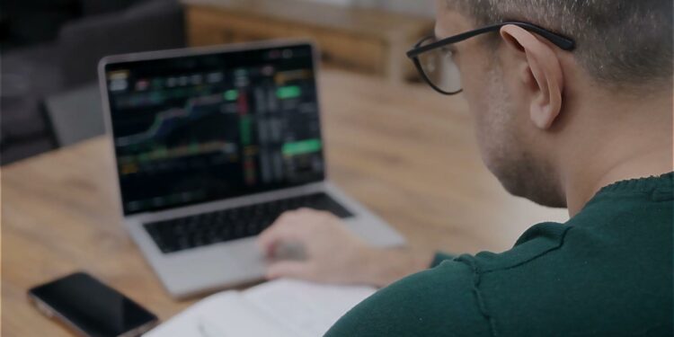 Funded Trading vs. Conventional Trading: A Comprehensive Comparison