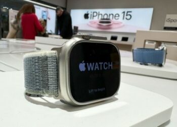 Apple scraps in-house effort to make watch displays, cuts jobs