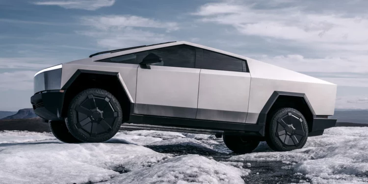 Shifting Payloads Cause Tailgate Warping Issues in Tesla Cybertrucks