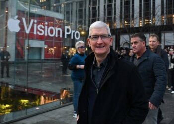 Tim Cook visits Shanghai as China sales under pressure