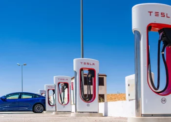 Elon rehires layoff employees