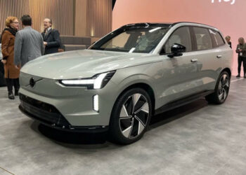 2025 Volvo EX90 Will Reach Customers With Missing Features