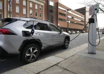 Mercedes Calls for Unified Platform to Simplify EV Charging