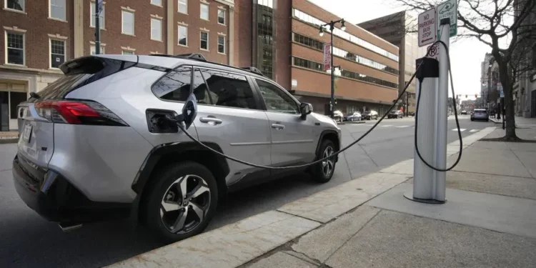Mercedes Calls for Unified Platform to Simplify EV Charging