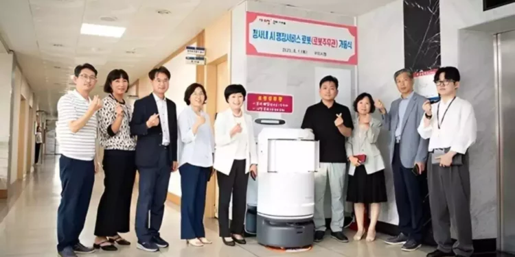"First Robot Suicide?" South Korean Admin Bot Falls Down Stairs, Sparking Debate