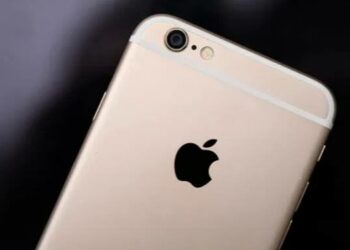 Tech Giants at War: Apple and Google Battle for Browser Dominance and User Data