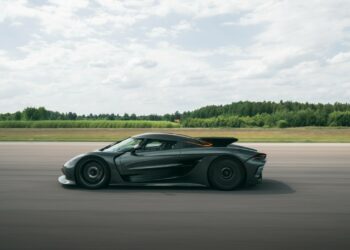 Koenigsegg Jesko Absolut Tears Up the Track: New Speed Records Set at 411.9 Kmph