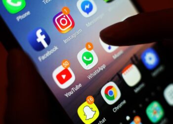 EE Advises Against Smartphones for Primary School Children