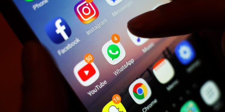 EE Advises Against Smartphones for Primary School Children
