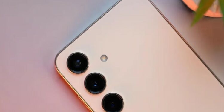 Sneak Peek: Stunning Display and Camera Upgrades in Samsung Galaxy S25