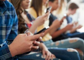 Schools Crack Down on Smartphones to Curb Classroom Distractions