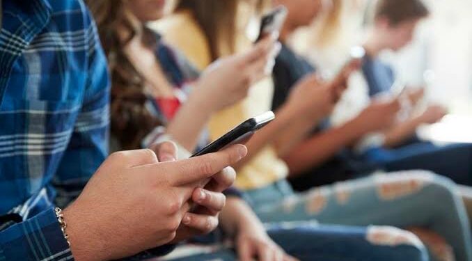 Schools Crack Down on Smartphones to Curb Classroom Distractions