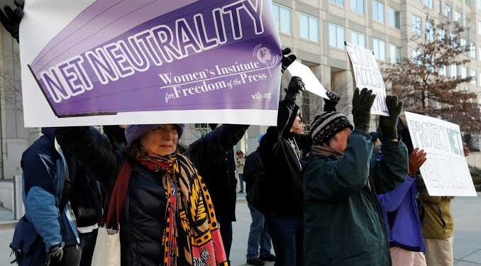 U.S. Appeals Court Temporarily Blocks FCC’s Net Neutrality Rules