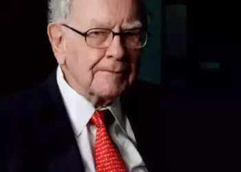 Buffett Cuts Apple Stake in Half, Berkshire Cash Hits Record $277 Billion