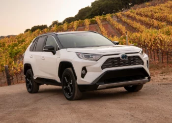 Automakers Profit from Shift to Hybrids Over EVs