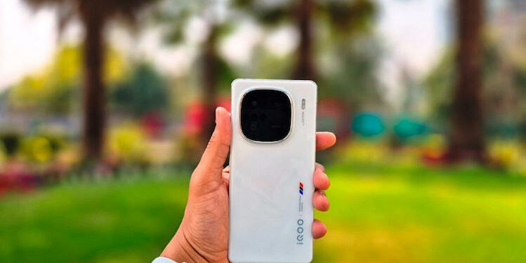 Indian Mobile Retailers Urge Government to Cancel Licenses of Chinese Brands OnePlus, iQoo, Poco