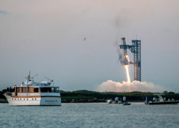 Super Heavy Booster Caught by SpaceX’s Giant Arms in Groundbreaking Test