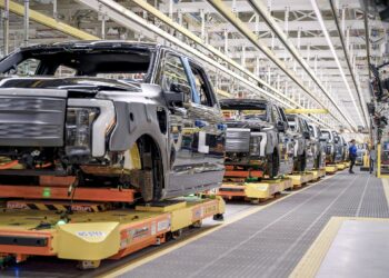 Ford Halts F-150 Lightning Production, Shifts Focus to Hybrids Amid EV Challenges