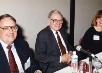 Warren Buffett Names Son Howie Buffett as Successor to Lead Berkshire Hathaway