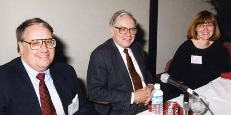 Warren Buffett Names Son Howie Buffett as Successor to Lead Berkshire Hathaway