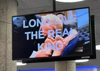 AI-Generated Video of Trump Kissing Musk’s Feet Broadcasted in US Government Office