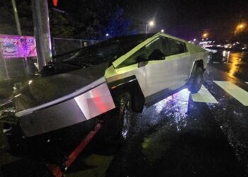 Tesla Cybertruck Crashes While Using Full Self-Driving Software