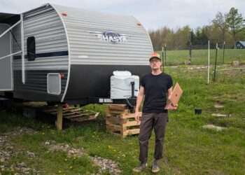 AI Disruption Leaves Veteran Software Engineer Jobless and Living in an RV