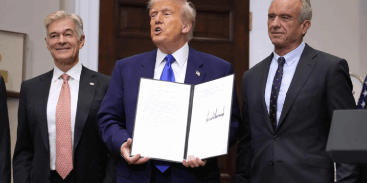 Trump Signs Executive Order Demanding Major Drug Price Cuts in US