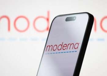 Moderna to Slash Jobs, R&D After Regulatory Delays and Market Slowdown