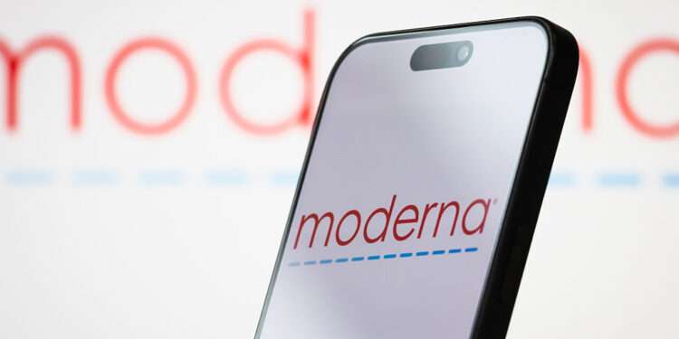 Moderna to Slash Jobs, R&D After Regulatory Delays and Market Slowdown