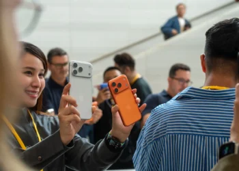 Apple’s iPhone 17 Preorders Boom as Traders Eye $250 Stock Rally